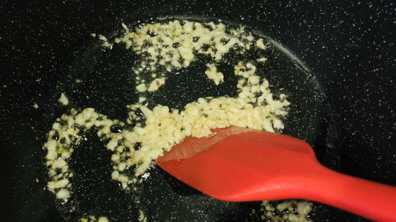 蒜蓉小白菜,锅热后,关小火慢炒蒜蓉