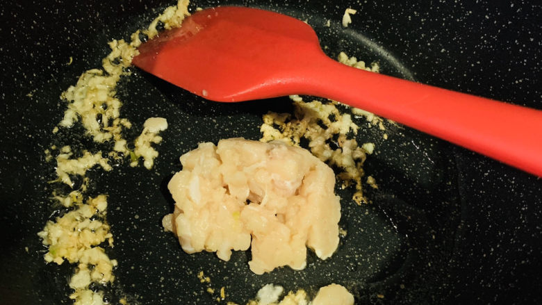 蒜蓉小白菜,炒出蒜香,稍微黄,加入肉沫