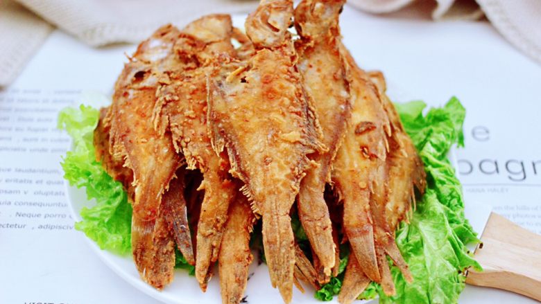 香辣孜然片口鱼,香辣酥脆的孜然片口鱼完美出锅咯,追剧宵夜的小零嘴,我家宝贝特喜欢,嘻嘻,香味馋哭邻居家的宝宝。