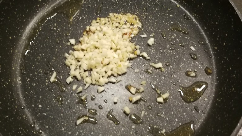 清炒木耳菜,锅中底油继续加热 放入姜末 炒香后放入蒜末
