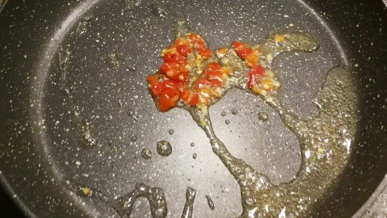 清炒木耳菜,起油锅 油热放入剁椒 炒香