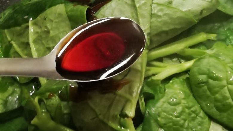 清炒木耳菜,放入<a style='color:red;display:inline-block;' href='/shicai/ 864'>蒸鱼豉油</a> 快速翻炒