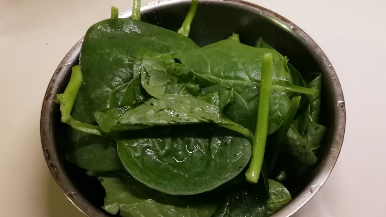 清炒木耳菜,木耳菜没用刀切 手动折断即可 控干水分