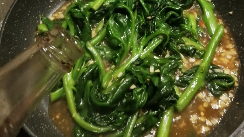 清炒木耳菜,淋入半勺<a style='color:red;display:inline-block;' href='/shicai/ 3738'>芝麻油</a> 翻拌关火