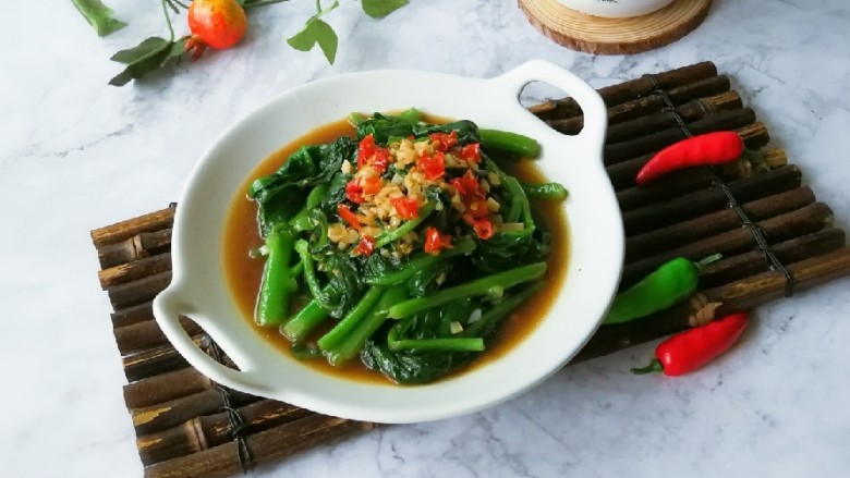 清炒木耳菜,撒上之前炒好的剁椒 好香的味道