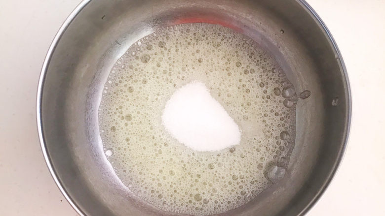 酸奶芝士蛋糕,用打蛋器打出大泡,加入7克白砂糖