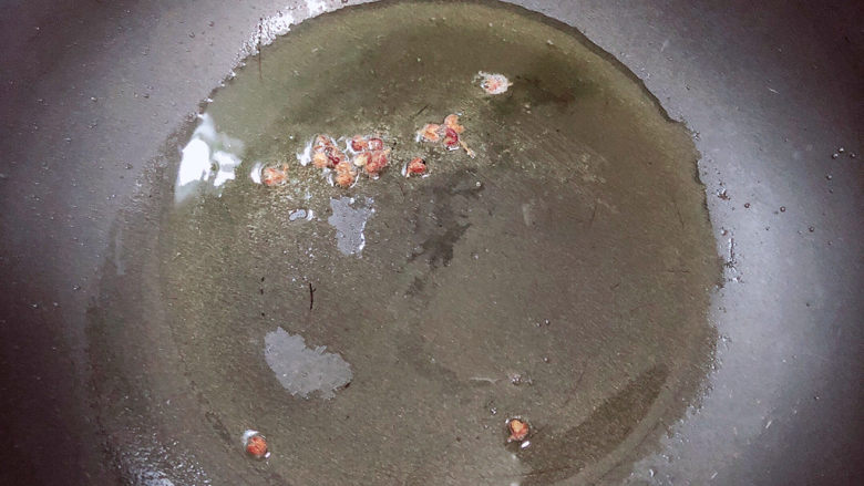 牛肉香菇酱,锅中倒入油,加热至五成热,放入花椒煸香。