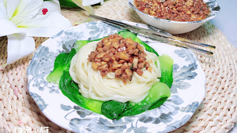 牛肉香菇酱,浇上一些牛肉香菇酱,食欲大增哟!