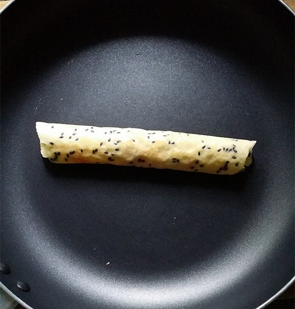 香脆蛋卷,趁热迅速卷起来,轻压定型即可