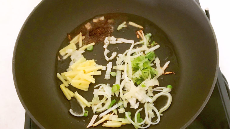 糖醋焦熘豆腐,炒锅烧热后加入1勺玉米油,加入葱姜炒出香味