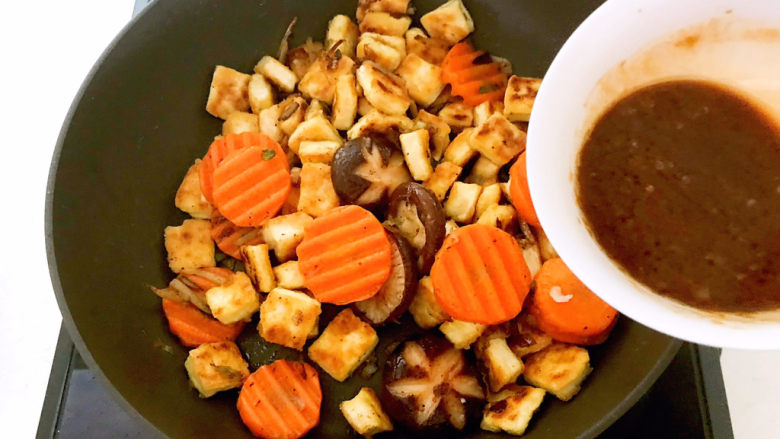 糖醋焦熘豆腐,加入碗汁