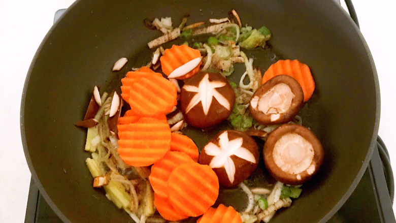 糖醋焦熘豆腐,加入胡萝卜和香菇煸炒3分钟