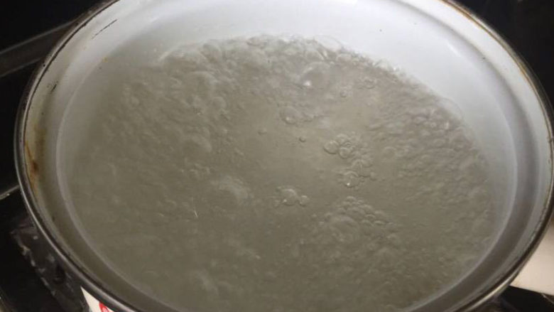 番茄鸡蛋意面,准备一个小煮锅,凉水,放入少许盐,大火