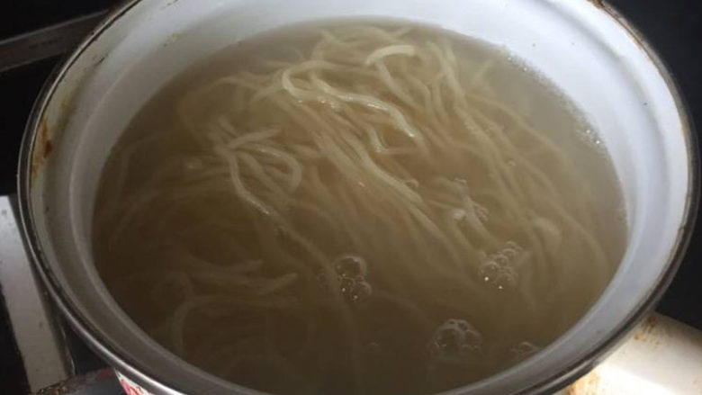 番茄鸡蛋意面,待水烧开,放入面条,搅拌,加入少许凉水,烧开