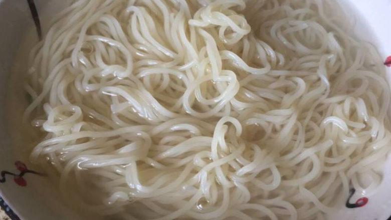 番茄鸡蛋意面,面条烧断生,放入凉开水中,搅拌下,这样不容易糊
