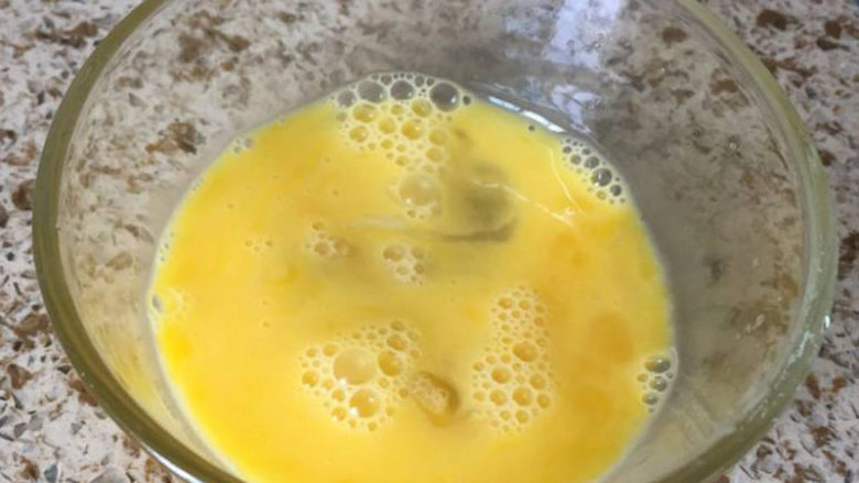 番茄鸡蛋意面,鸡蛋,打散,待用