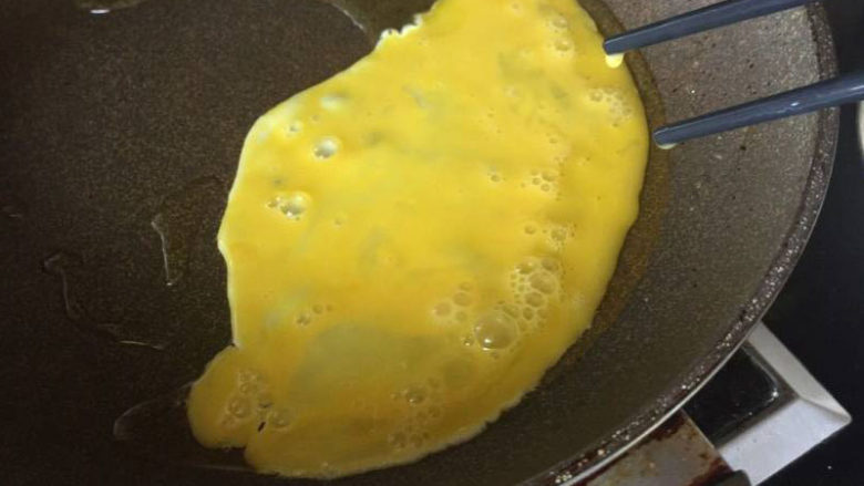 番茄鸡蛋意面, 热锅,放入少许油,倒入鸡蛋液,划散