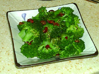 蚝油西兰花,用<a style='color:red;display:inline-block;' href='/shicai/ 803'>剁椒</a>点缀即可食用