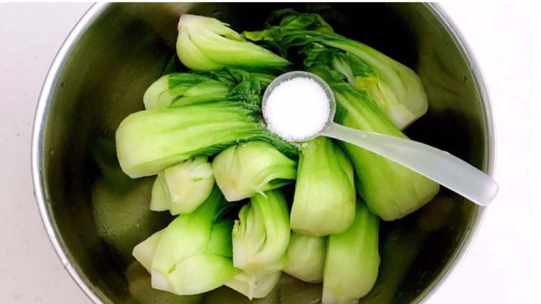 青菜炒香菇,把焯好的油菜沥干水份后放入大碗里,加入精盐
