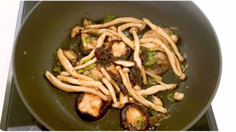 青菜炒香菇,煸炒3分钟,加入精盐,翻炒均匀