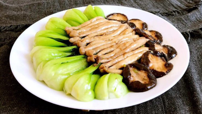 青菜炒香菇,青菜炒香菇清淡适宜,底油少盐,营养丰富,不加任何香料,老少皆宜,减肥的小伙伴不要错过呦~