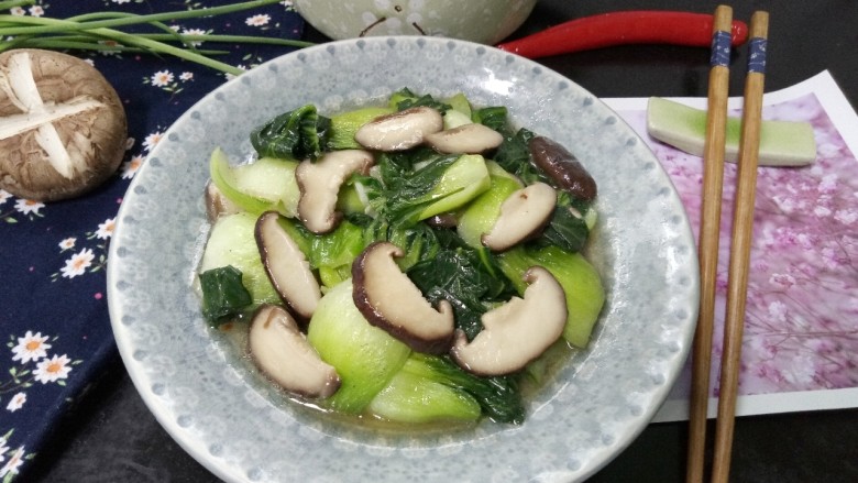 青菜炒香菇,拍上成品图,一道美味又清爽的青菜炒香菇就完成了。