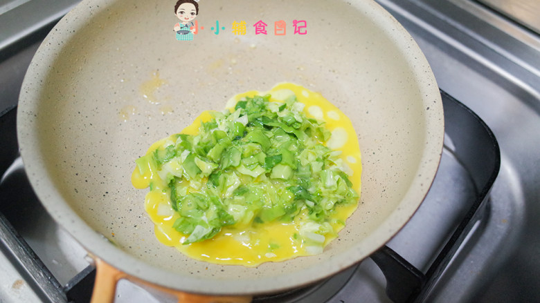 9个月以上鸡蛋炒青菜,锅里放入一点油倒入青菜鸡蛋,先不要动等稍微有点凝固