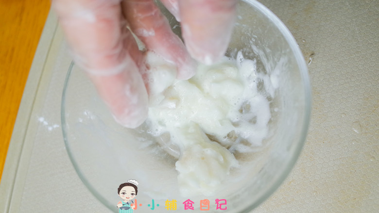 炒真鳕鱼丁,用手抓,一直抓一分钟,这个很重要,可以让鳕鱼嫩滑的关键步骤