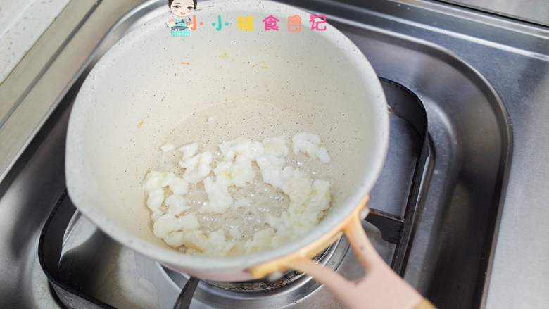 炒真鳕鱼丁,锅里放一点油,放入鳕鱼翻炒一下,炒散后加一点水煮开即可