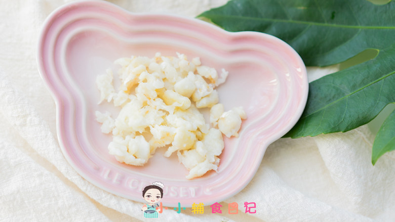 炒真鳕鱼丁,这样炒好的鳕鱼会嫩很多也可以把炒好的鳕鱼放进粥里给孩子吃