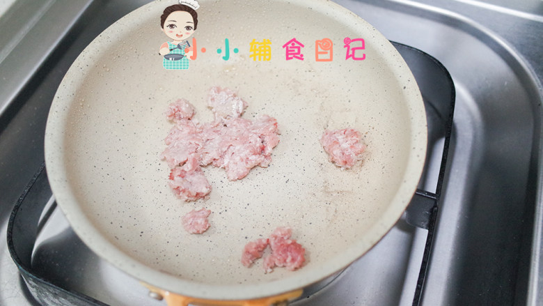 肉末茄汁豆腐,锅里放一点油加入肉末翻炒