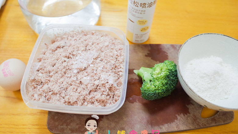8m+西蓝花肉泥条,准备好材料,这个饭盒里的是肉末熟的我以前有教过,我经常用熟肉半成品做菜很方便