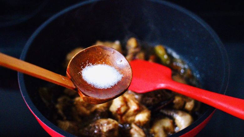 咖喱鸡肉土豆,根据个人口味,加入适量的盐调味。