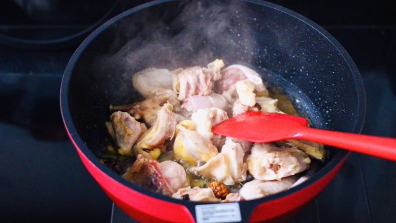 咖喱鸡肉土豆,加入鸡肉块,大火快速翻炒片刻。