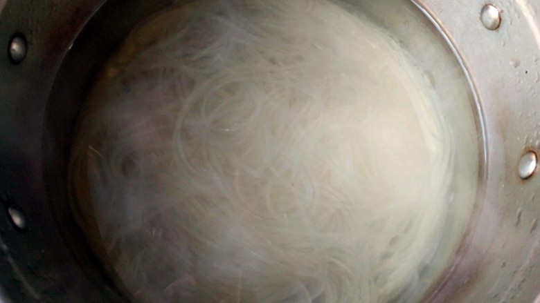 酸辣土豆粉,泡好的<a style='color:red;display:inline-block;' href='/shicai/ 4264'>土豆粉</a>下开水锅中煮透,因为粉质的不同,个人口感不同,所以煮多长时间,到什么程度,就自己尝一下吧。