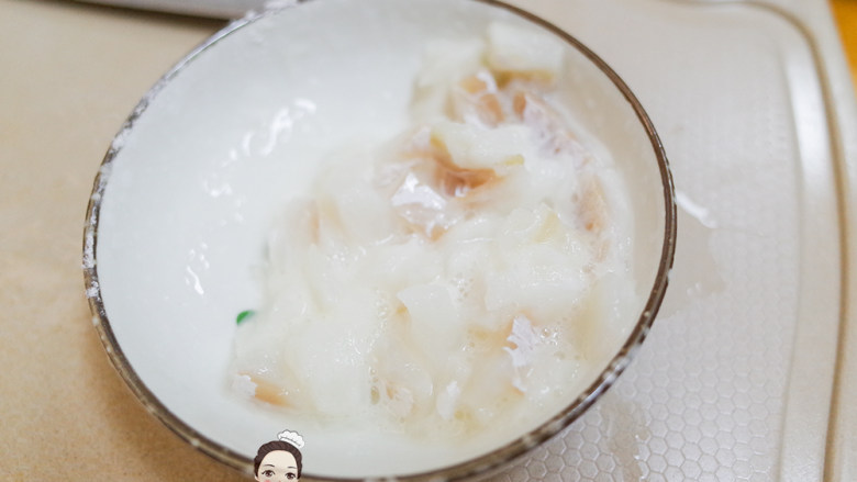 12个月以上香肠鳕鱼炒蛋粒粒面,鳕鱼加淀粉加蛋白抓一抓,这样可以让鱼的口感更嫩,要抓一分钟哦