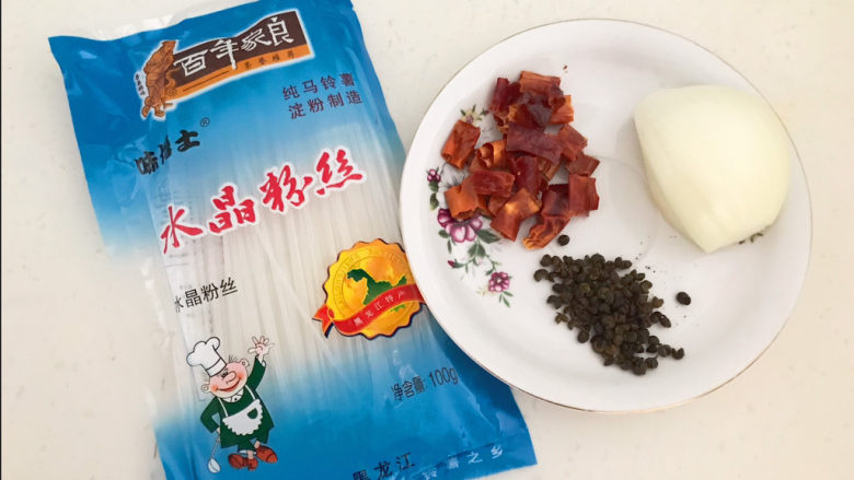 酸辣土豆粉,准备食材:土豆水晶粉丝,干红辣椒段,<a style='color:red;display:inline-block;' href='/shicai/ 134659'>花椒粒</a>,圆葱