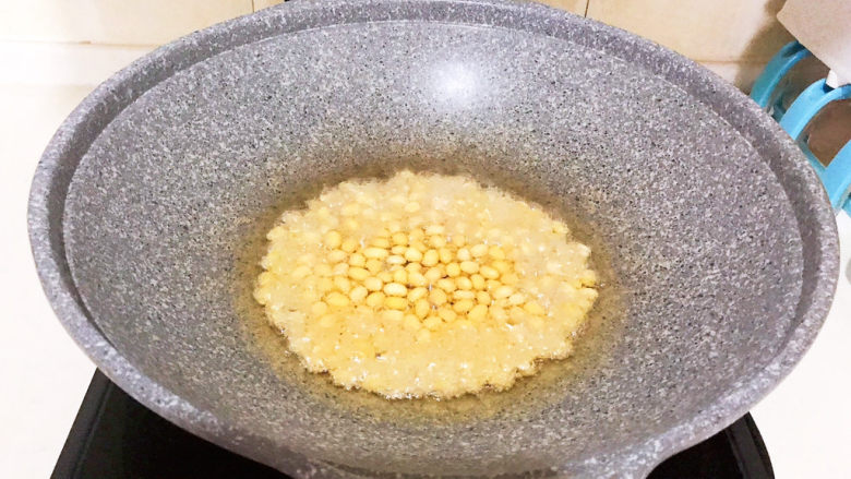 酸辣土豆粉,炒锅烧热后加入大豆色拉油,油烧热后加入泡发好的的黄豆,小火炸制