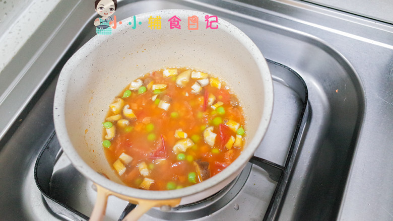 12个月以上三文鱼焗面,加水煮一煮,胡萝卜跟青豆会比较难煮时间要长一点