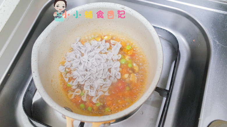 12个月以上三文鱼焗面,加入蝴蝶面因为蝴蝶面比较大颗时间要长一点