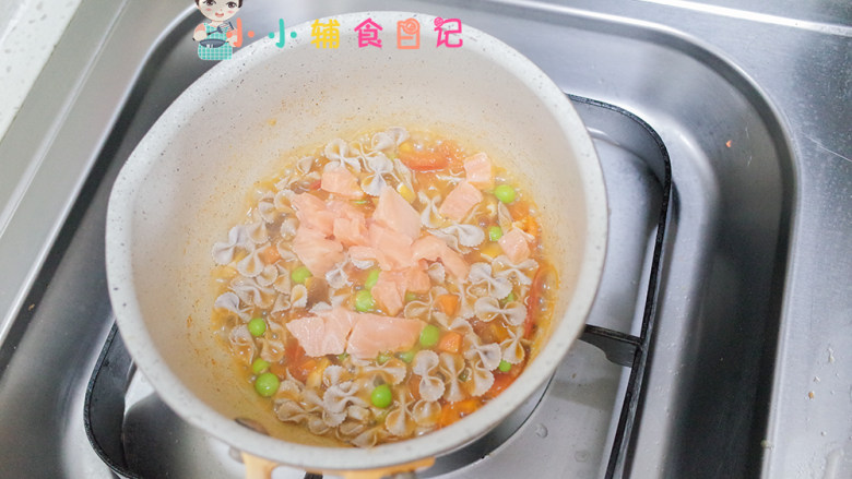 12个月以上三文鱼焗面,<a style='color:red;display:inline-block;' href='/shicai/ 526'>面条</a>五分熟了加入鱼一起煮,如果水太少这里可以适当加一点水煮