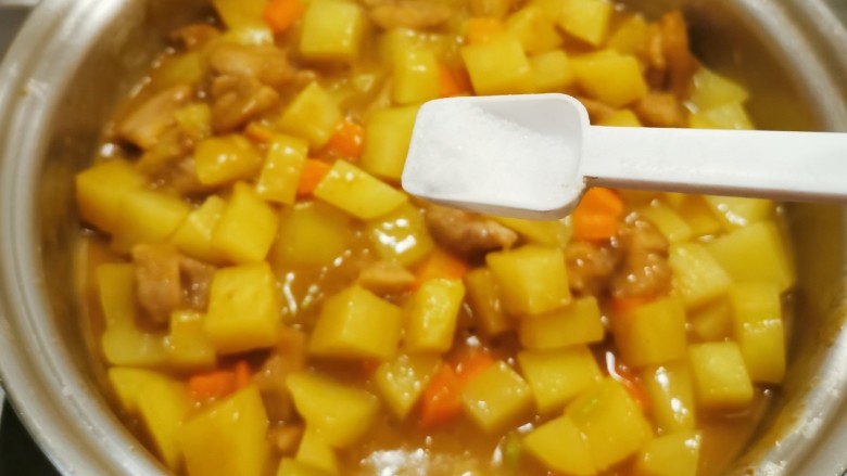 咖喱鸡肉土豆,按照家人口味 加盐调整味道