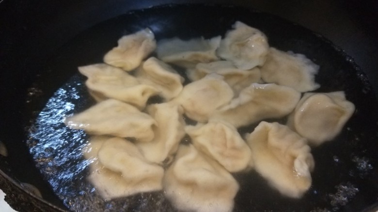 香菇虾仁饺子,水开下饺子。