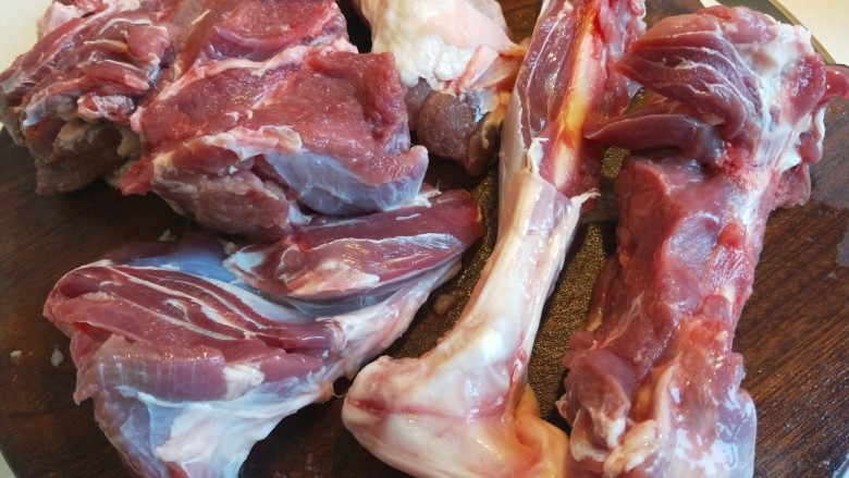 羊肉胡萝卜水饺,提下肉,骨头炖了。