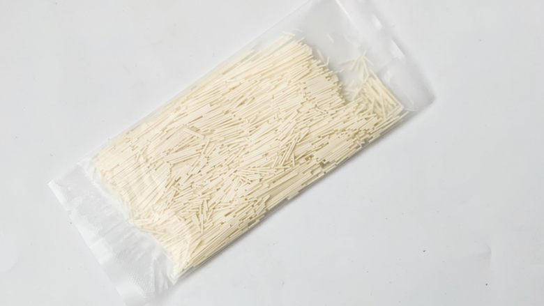 6个月加宝宝辅食:南瓜浓汤碎面,取一袋面并敲碎