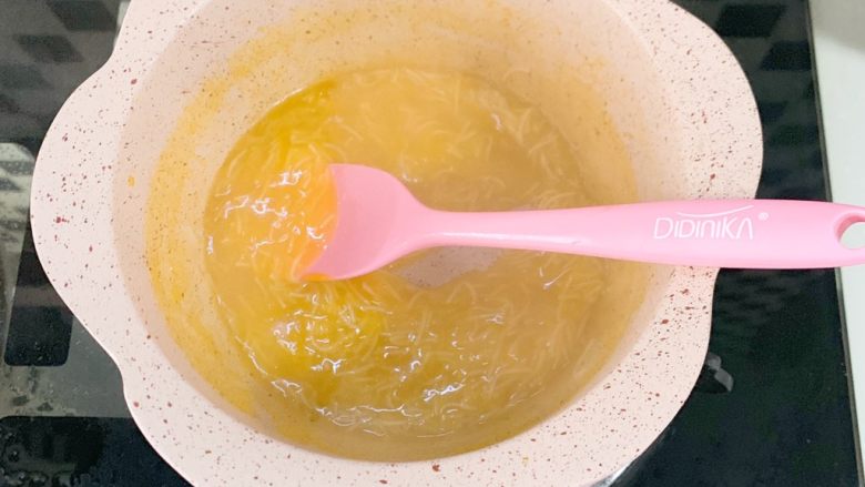 6个月加宝宝辅食:南瓜浓汤碎面,上锅煮沸后再煮1分钟