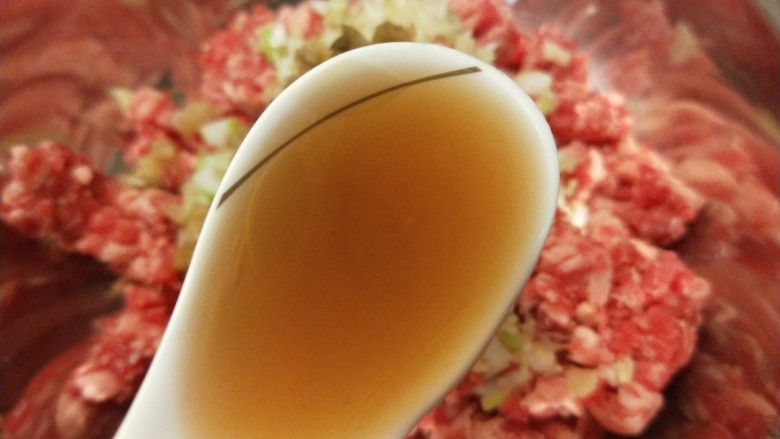 羊肉胡萝卜水饺,倒入<a style='color:red;display:inline-block;' href='/shicai/ 718'>料酒</a>。