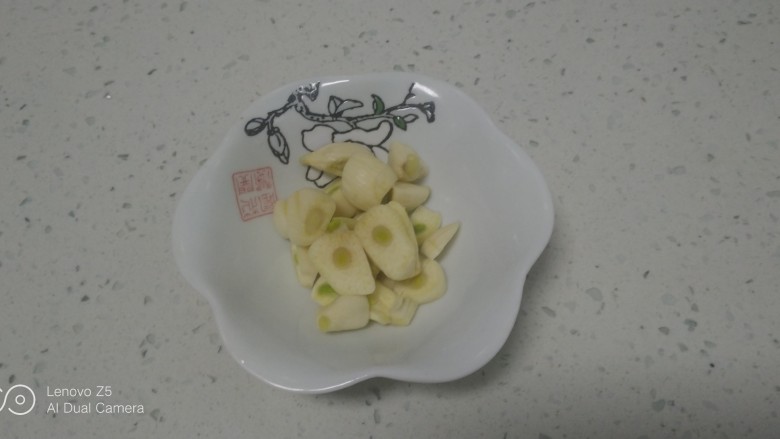 豆腐炒上海青、豆腐皮、平菇,蒜切片