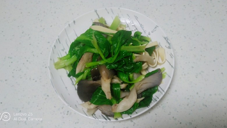 豆腐炒上海青、豆腐皮、平菇,捞出