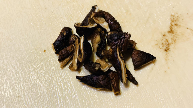 健脾养胃粥,<a style='color:red;display:inline-block;' href='/shicai/ 230'>香菇</a>洗净,切碎